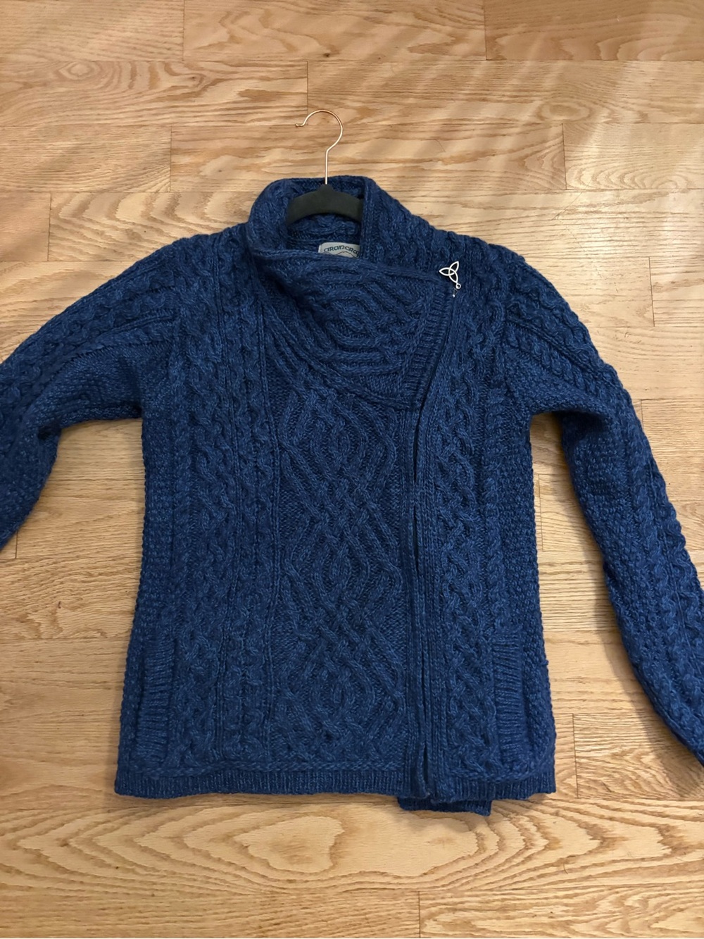 NWOT Aran Crafts Irish Knit Royal Cable Knit Zip Sweater with Pouch Pockets.